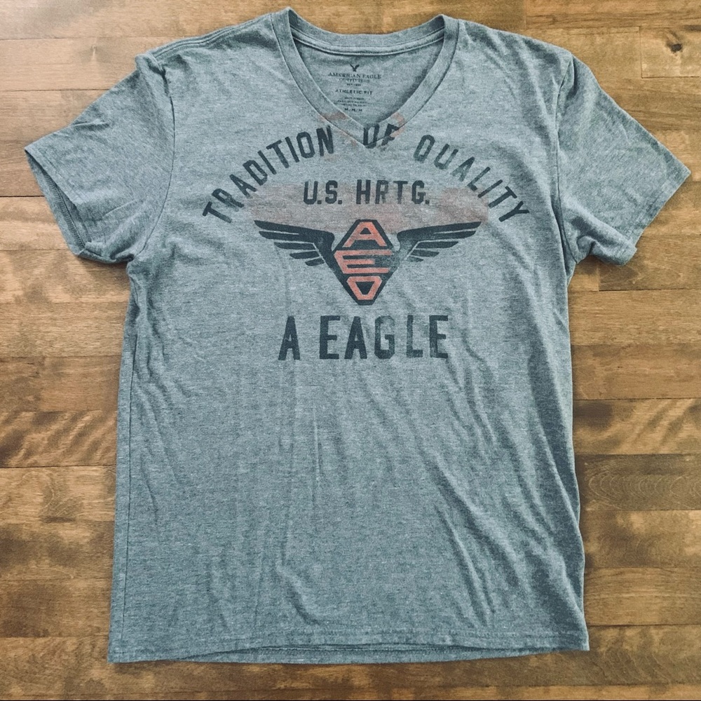 American Eagle Outfitters V-Neck Tee / Athletic Fit / Size M